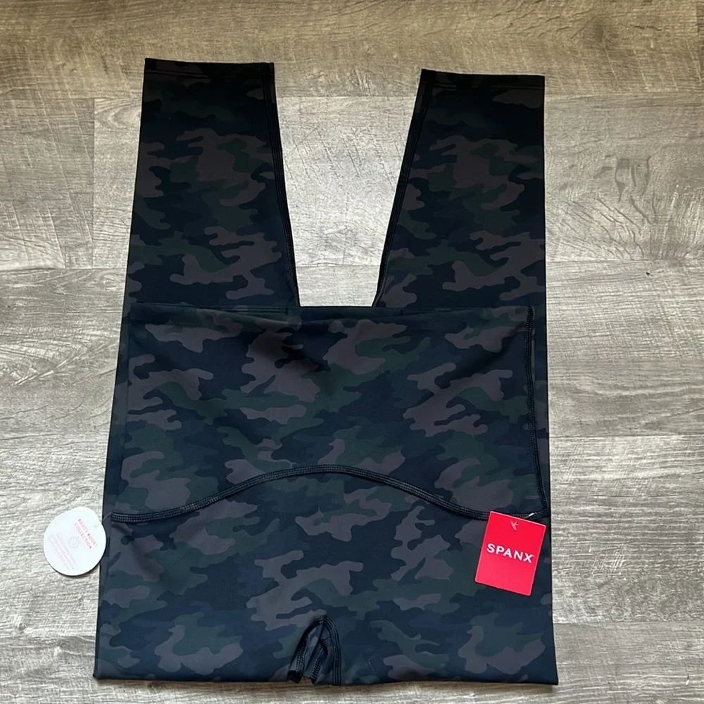 #235. NWT. SPANX Booty Boost 7/8 Printed Camo Leggings - Picture 2 of 13